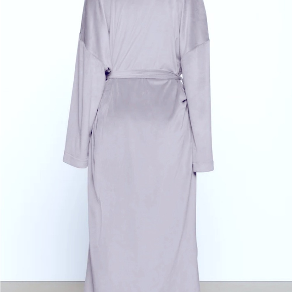 Skims smoke robe
